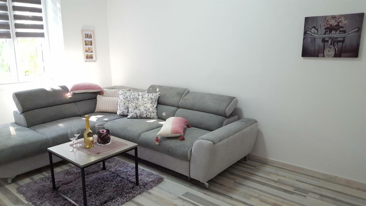 Apartment Imperia *** Pula Exterior photo